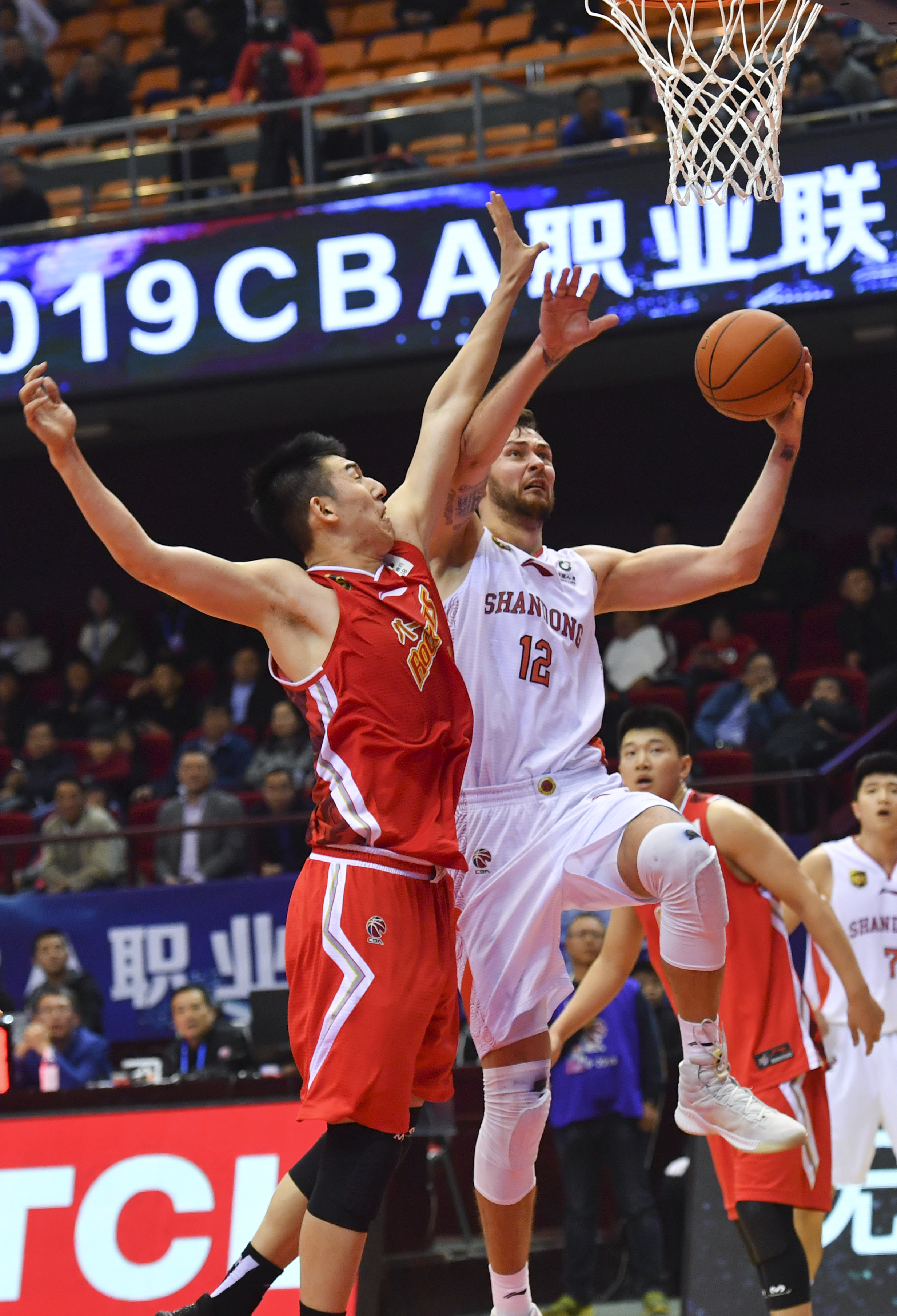 莱万：失去袖标很难过，但感受到了球迷的爱；不恨普罗别日（莱万：失去队长袖标令人难受，但我感受到了球迷的爱；对普罗别日无恨）