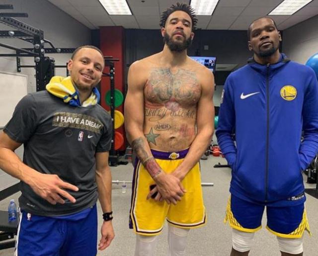 今晚，上海海港门将颜骏凌首发出场，迎来了他代表俱...（上海海港门将颜骏凌今晚首发，迎来代表球队的新里程碑）