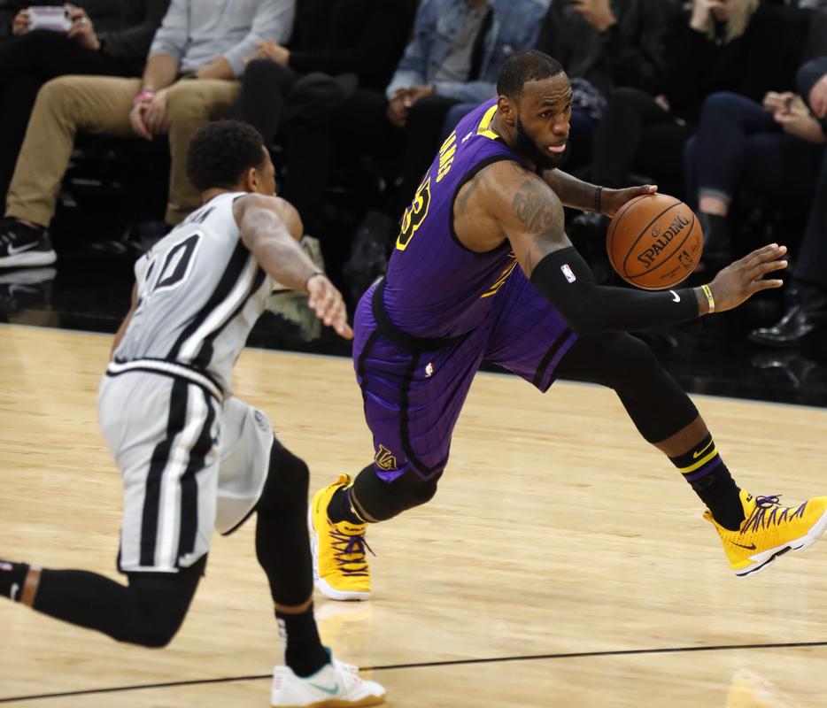 曾引起争议，西安国际足球中心草坪已重新铺设，明年3月达标（争议已成过去：西安国际足球中心草坪完成重铺，预计明年3月达标）