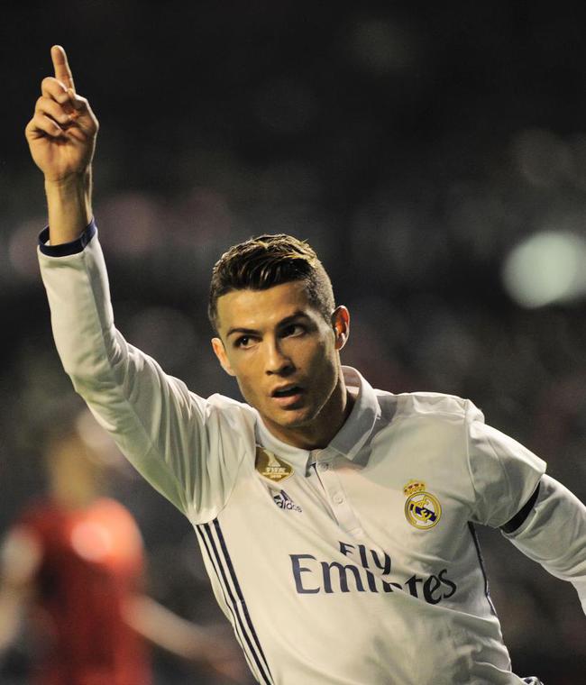 曼城无情碾压对手再夺焦点（曼城强势击败对手再成焦点）