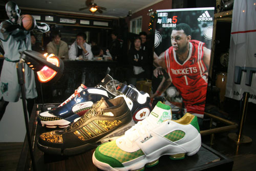 另类数据！埃迪半场交出3分13篮板2盖帽（半场另类表现：埃迪仅3分却抢下13篮板送出2封盖）