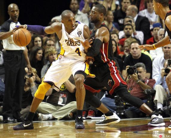 球员暖心动作感动全场（球员贴心举动温暖全场）