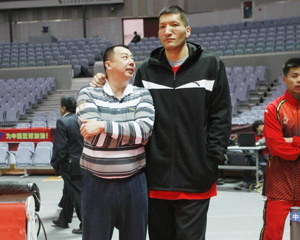 女足英联杯中发生暴力冲突，一名球员抓住对手脖子将其摔倒（女足英联杯爆发肢体冲突：一名球员抓住对手颈部将其摔倒）