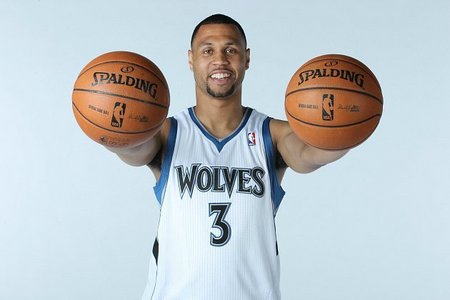 上海久事以111-72大胜四川丰谷，展现强大实力，全队多点开花，四川队虽努力但难敌强队。（上海久事111-72大胜四川丰谷：多点开花显统治力，四川虽拼仍难抵强敌）